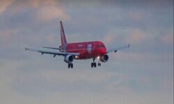 نجات ۴۲۵ سرنشین/ فرود اضطراری بوئینگ ۷۷۷ در روسیه پس از آتش‌سوزی موتور