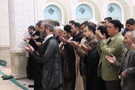 دست‌ها برای طلب باران به آسمان بلند شدند