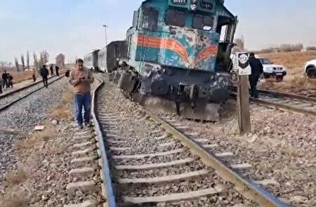 دیزل قطار از ریل خارج شد؛/حادثه بدون تلفات انسانی پایان یافت