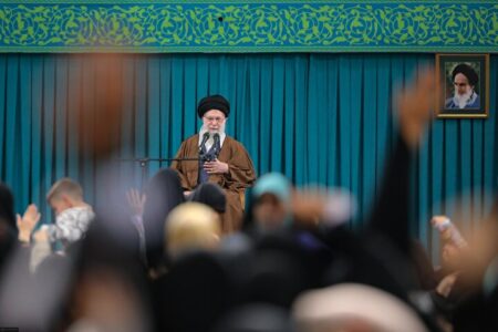 مصادیق و اهمیت تبیین توصیه مهم رهبر انقلاب در مورد رسانه‌ها؛ در زمین سرمایه داری غربی بازی نکنید! / اسلام را ترویج کنید + فیلم