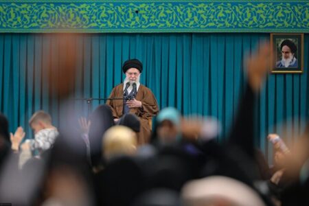 مصادیق و اهمیت تبیین توصیه مهم رهبر انقلاب در مورد رسانه‌ها؛ در زمین سرمایه‌داری غربی بازی نکنید! / اسلام را ترویج کنید + فیلم