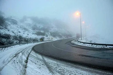 بارش برف در گردنه اسدآباد همدان / مسیر همدان-تویسرکان به سمت پیست اسکی مسدود است + فیلم