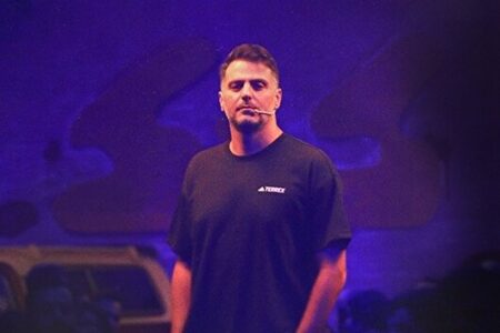 برنامه گنگ علی ضیا و زمین تنظیم گری که دو هوا دارد / بازی تکراری توقیف و انتشار؛ بدون مجوز در فیلیمو سر از یوتیوب در میآورد؟