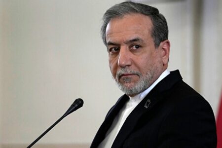 عراقچی: از طرف ما هیچ پیامی برای آمریکا ارسال نشده/ آنچه که در عملیات نظامی نتوانسته‌اند به آن برسند، در میز مذاکره نیز نمی‌توانند + فیلم