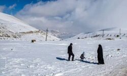 تلاش راهداران برای خدمت به مردم در شرایط برفی + فیلم