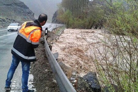 مسدود شدن ٢ جاده ارتباطی قلعه‌گنج در پی طغیان رودخانه‌ها