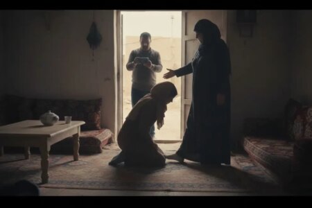 فیلم جنجالی اجبار زن به بوسیدن پای مادرشوهرش