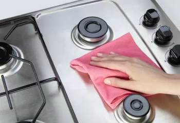 ترفندهای تمیز کردن اجاق گاز/ چگونه اجاق گاز را برق بیندازیم؟