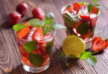 طرز تهیه لیموناد توت فرنگی با نعناع برای 2 نفر؛ نوشیدنی خنک خانگی