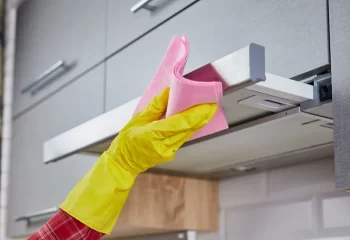 نحوه تمیز کردن هود آشپزخانه؛ برق انداختن هود در 4 مرحله