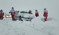 نجات ۲۶ مادر باردار و نوزاد از مناطق برفی و صعب‌العبور کشور