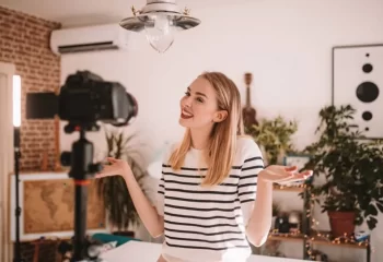 معرفی شغل ولاگری + درآمد، مزایا و معایب در عصر دیجیتال