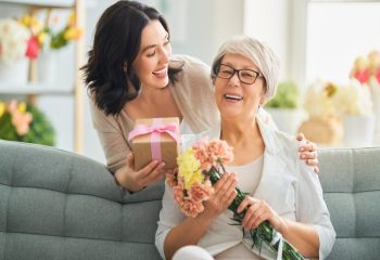 برای روز مادر کادوی چی بخرم؟ معرفی هدیه ارزان اما شیک از 500 تا 3 میلیون تومان