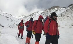 معلمان بعد از سه ساعت دلهره در برف و یخ نجات یافتند