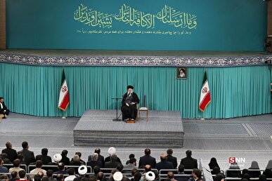 رهبر انقلاب: ملت ایران به آن کسی که طمع داشته باشد و حمله بخواهد بکند و اذیت بکند، مشت محکمی خواهد زد + فیلم